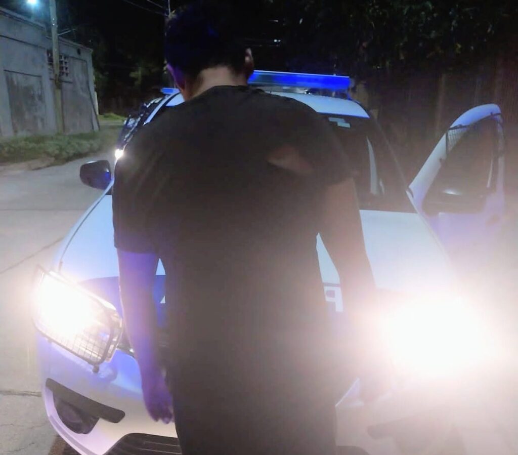 Demoraron a un hombre que insultó a su pareja y se enfrentó con policías en el Bº 142 Viviendas