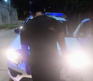 Demoraron a un hombre que insultó a su pareja y se enfrentó con policías en el Bº 142 Viviendas