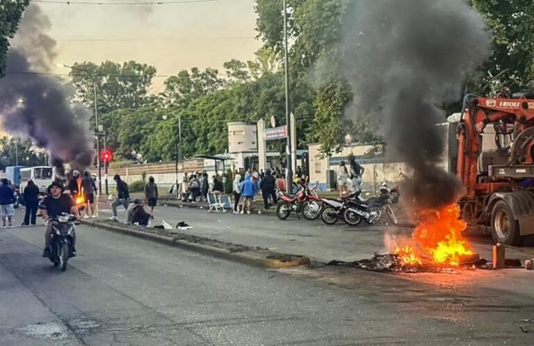 Tensión con la Policía de Santa Fe: sin acuerdo y protestas
