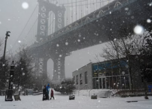 Nueva York decreta toque de queda por tormenta de nieve