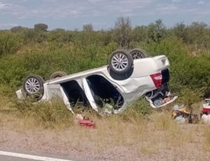 Una mujer resultó herida tras el vuelco del auto en el que viajaba por Ruta Nacional 20