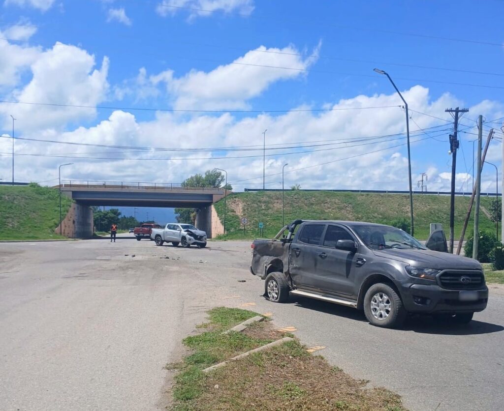 Choque entre dos camionetas en el ingreso a Santa Rosa del Conlara