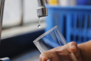 Reparaciones en la red de agua afectan el suministro en la zona sur de la ciudad