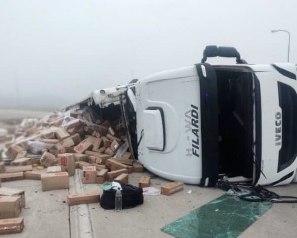 Volcó un camión en el ingreso a Villa Mercedes y el conductor sufrió lesiones leves