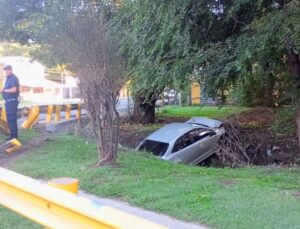Un auto cayó a un canal en Juana Koslay: el conductor tenía 1,41 gramos de alcohol en sangre