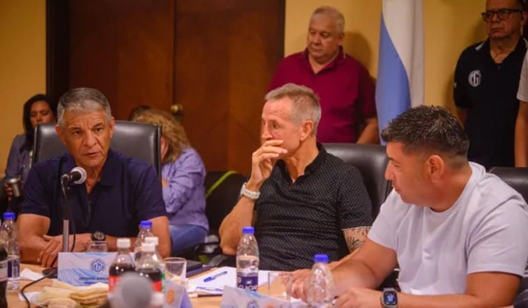 La CGT define hoy si convoca a un paro nacional contra la reforma laboral de Javier Milei