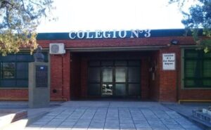 Una escuela de La Toma no permitirá el uso de celulares durante el año escolar 2026