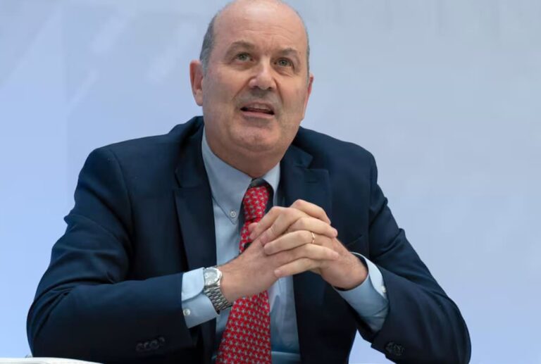 Denuncian a Federico Sturzenegger por una contratación millonaria vinculada a su esposa