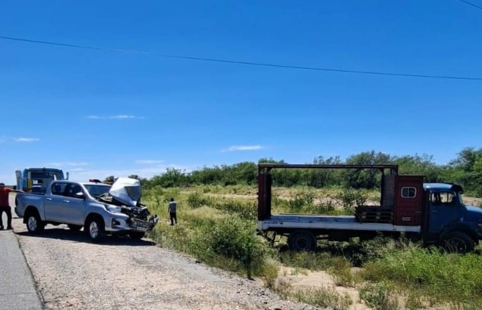La Calera: un hombre resultó herido tras el choque entre un camión y una camioneta 