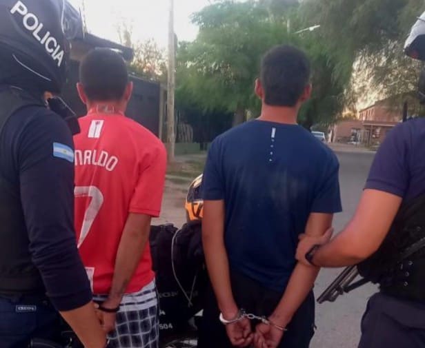 Demoran a dos hombres por tenencia de droga en el barrio 1° de Mayo