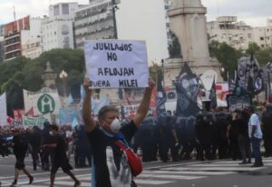 Operativo en el Congreso: vallas, camiones hidrantes y muchos efectivos por la marcha de jubilados