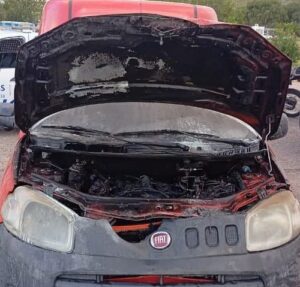 Se incendió una camioneta frente a la Maternidad Teresita Baigorria