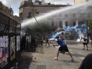 Tensión entre la policía y manifestantes frente al Congreso: balas de goma, piedras y 7 detenidos