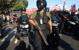 El Gobierno activa el protocolo antipiquetes y advierte que no tolerará cortes en la marcha al Congreso