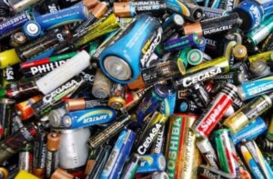 Bahía Blanca refuerza el reciclaje de pilas usadas para frenar un riesgo ambiental invisible y persistente