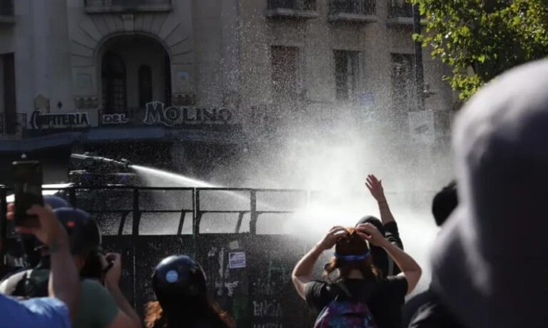 Reforma laboral: tensión entre manifestantes y la policía mientras Diputados debate el proyecto