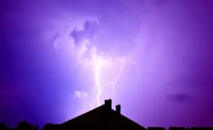 Susto por el tormentón: un rayo cayó en el patio de una casa y provocó importantes daños materiales