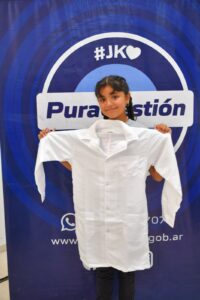 El municipio de Juana Koslay entregó 500 guardapolvos a estudiantes de primaria