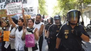 Denuncian que la Policía reprimió a despedidos de FATE para «invisibilizar» su conflicto