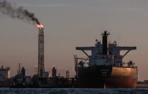 Petróleo sube 10% tras cierre del Estrecho de Ormuz