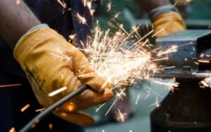 Fuerte caída industrial: producción y ventas bajan más del 50%