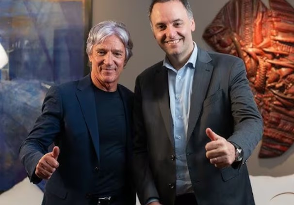 Adorni voló a Punta del Este con su familia y un periodista en un avión privado