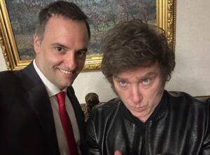 Milei viaja a Córdoba y reaparece junto a Adorni