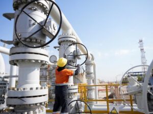 Bloqueo en Ormuz dispara crisis global de energía y alimentos