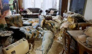 Restos de misil iraní caen dentro de una casa en Israel