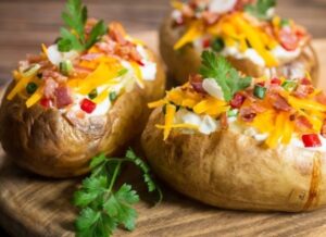 Papas rellenas con huevo y bacon: receta fácil