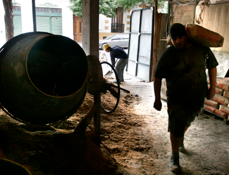 Datos oficiales desmienten que los pobres no trabajen