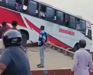 Tragedia en Bangladesh: 24 muertos tras caída de colectivo