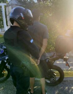 Detienen a un hombre por agredir a su expareja y dañar una camioneta