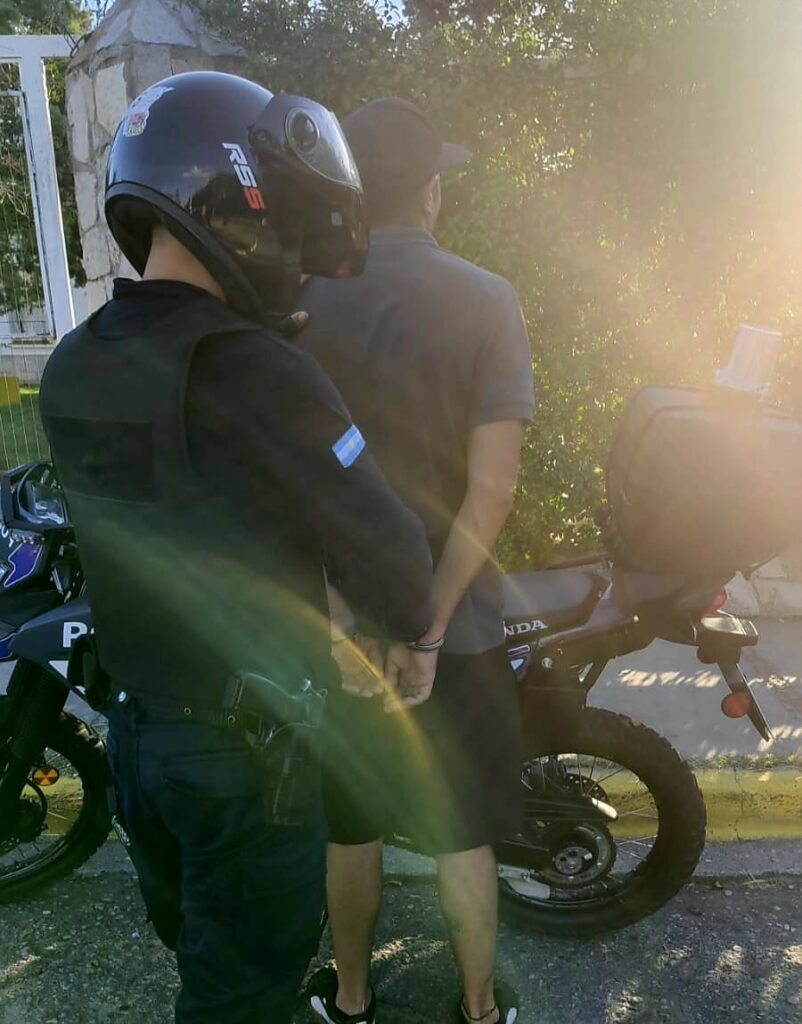 Un hombre fue detenido por agredir a su expareja y dañar una camioneta