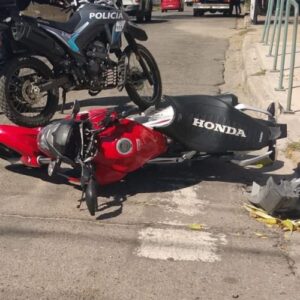 Un motociclista fue hospitalizado tras impactar con un utilitario