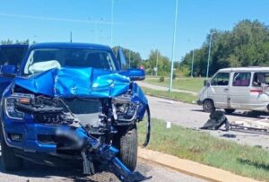 Accidente en Saladillo: choque entre una furgoneta y una camioneta dejó dos personas heridas