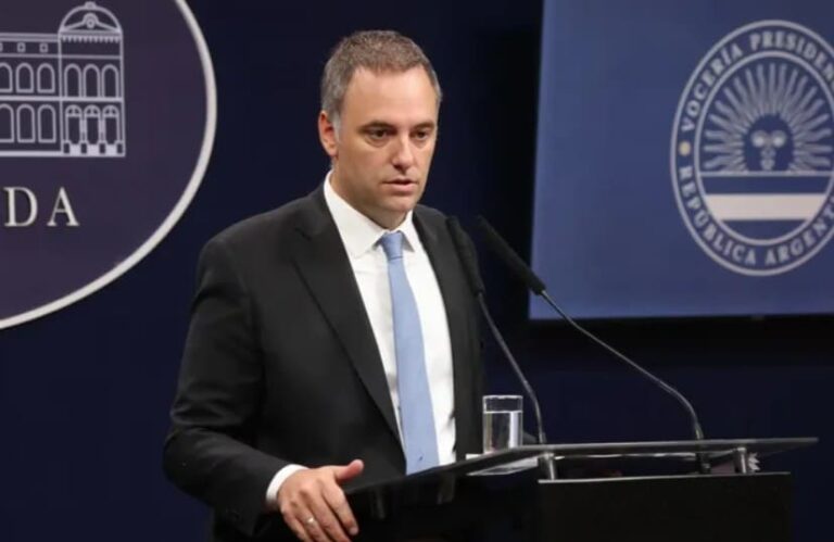 Adorni, tras la polémica por el viaje con su esposa: «No creo que me vuelva a acompañar, es exponerse»