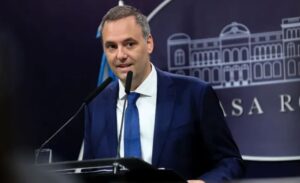 Viaje de Manuel Adorni: la Justicia dispuso el levantamiento del secreto fiscal y bancario de una productora de TV