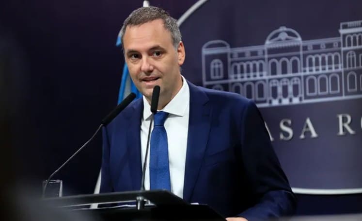 Viaje de Manuel Adorni: la Justicia dispuso el levantamiento del secreto fiscal y bancario de una productora de TV