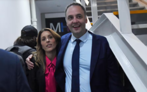 El vuelo de Adorni a Punta del Este lo pagó una productora con contratos del Estado