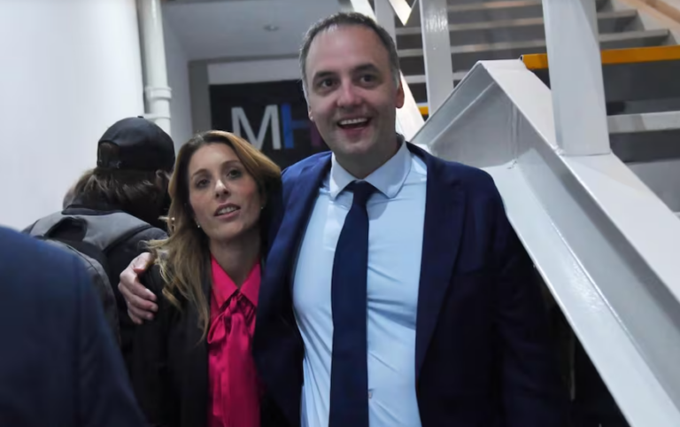 El vuelo de Adorni a Punta del Este lo pagó una productora con contratos del Estado