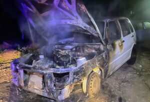 Bomberos sofocaron el incendio de un auto en Juana Koslay y sospechan que fue provocado
