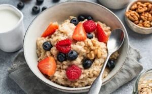 Se hace de noche: El desayuno de avena sin cocción que soluciona tus mañanas