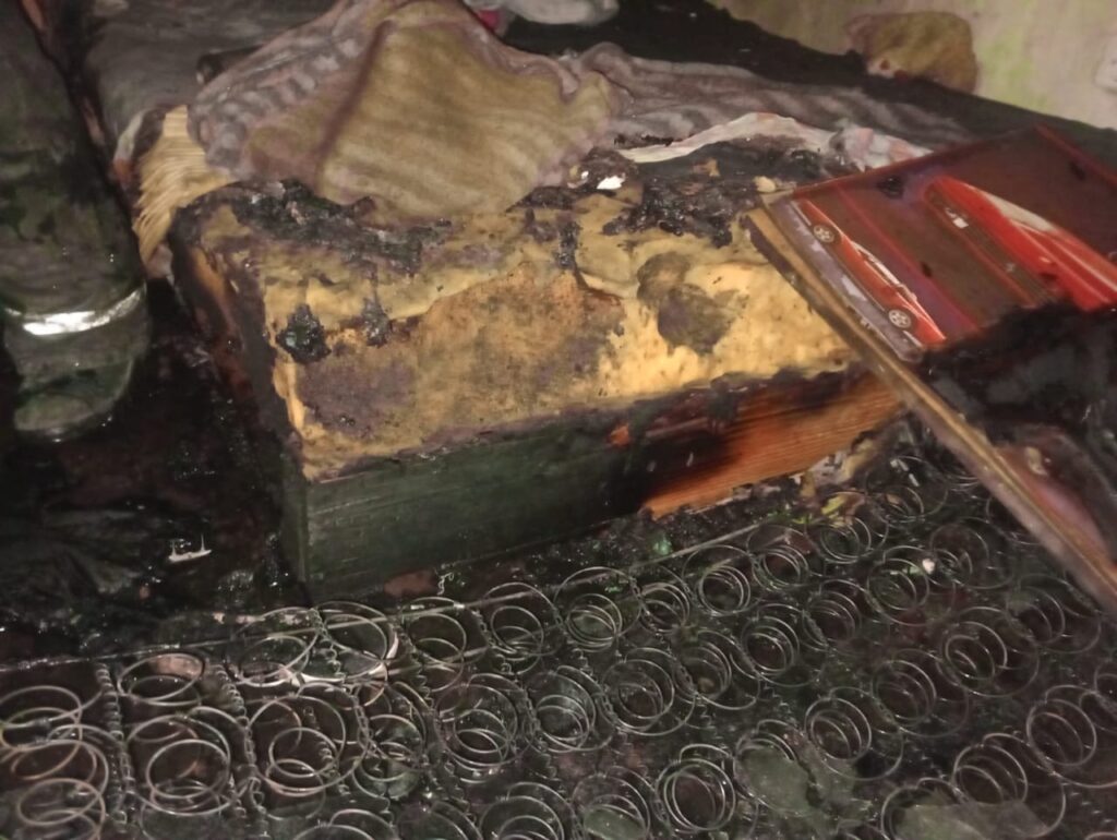 Cinco personas fueron hospitalizadas por inhalación de monóxido tras un incendio en una casa del Bº CGT