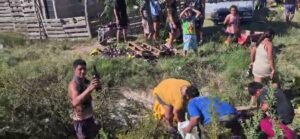 VIDEO | Volcó un camión con cerveza y en minutos vaciaron la carga