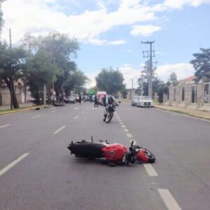 Dos jóvenes resultaron heridos tras un choque entre motos frente al Hospital Pediátrico de San Luis