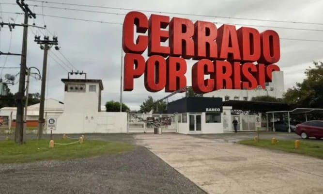 Crisis económica: una marca de motosierras y herramientas cierra su planta