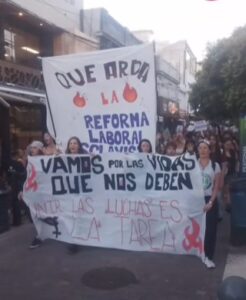 Masiva marcha por el 8M en San Luis y quema de muñecos frente a la Catedral