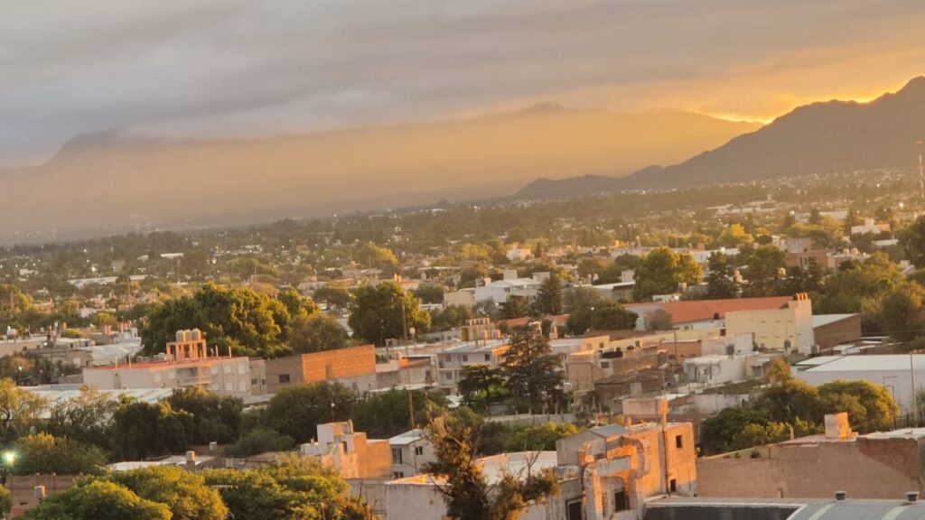 Lluvias, viento y una máxima de 22ºC se prevén para este viernes