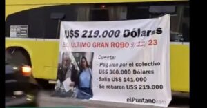 Un colectivo con acusaciones apareció frente a Tribunales horas antes del juicio a Cintia Ramírez